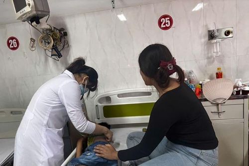 Hy hữu bé trai 6 tuổi mắc nhiều dị vật đường thở
