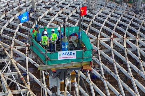 Cận cảnh thi công nâng mái thép hơn 5.300 tấn lên đỉnh nhà ga hành khách sân bay Long Thành