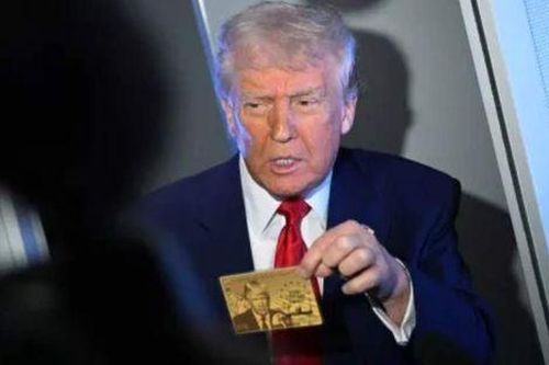 Ông Donald Trump khoe 'Thẻ vàng' trị giá 5 triệu USD đầu tiên của Mỹ