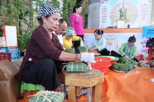 Con cháu đất phương Nam gói bánh chưng hướng về lễ Giỗ Tổ