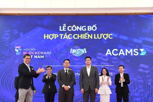 Hai người Việt Nam đầu tiên nhận chứng chỉ phòng, chống rửa tiền từ ACAMS