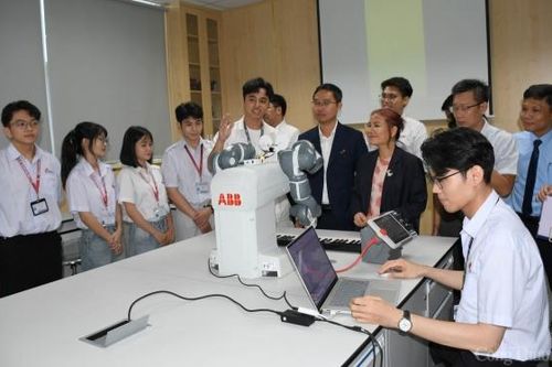Trường Đại học Công nghiệp TP. Hồ Chí Minh nhận tài trợ robot