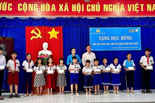 Tổng Liên đoàn Lao động Việt Nam trao học bổng cho con của nữ đoàn viên 2 địa phương miền núi