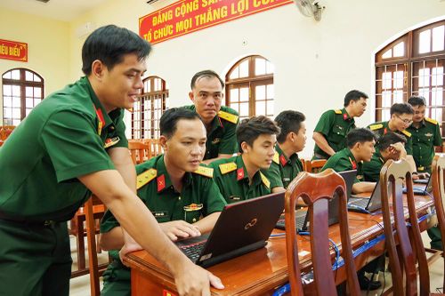 Lữ đoàn 6 tập huấn triển khai phần mềm dùng chung