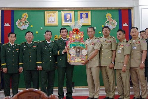 Bộ đội Biên phòng tỉnh An Giang chúc Tết Chol Chnam Thmay lực lượng vũ trang Vương quốc Campuchia