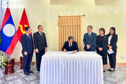 Lãnh đạo thành phố Đà Nẵng viếng tang nguyên Chủ tịch Đảng Nhân dân Cách mạng Lào, nguyên Chủ tịch nước Lào Khamtay Siphandone