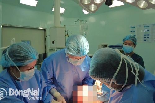 Người phụ nữ bụng to như thai 5 tháng tuổi, đi khám mới tá hỏa bị u xơ tử cung 'khủng'
