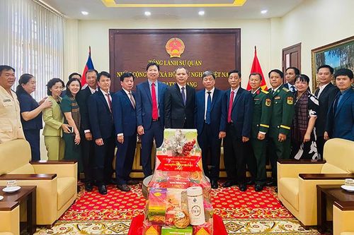 Lãnh đạo tỉnh Đồng Tháp chúc Tết Chol Chnam Thmay tỉnh Banteay Meachey