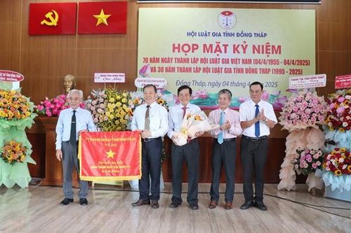 Hội Luật gia tỉnh Đồng Tháp nhận Cờ thi đua của UBND tỉnh