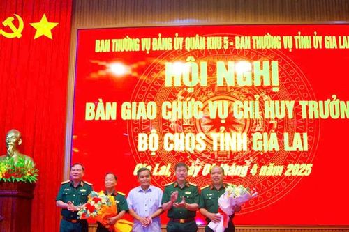 Bàn giao nhiệm vụ Chỉ huy trưởng Bộ Chỉ huy Quân sự tỉnh Gia Lai