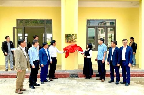 Khánh thành nhà văn hóa cộng đồng và trao quà an sinh xã hội tại xã Hoang Thèn