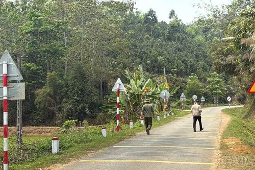 Xuất hiện nhiều biển báo hiệu giao thông bất cập trên Tỉnh lộ 157 đoạn qua huyện Bảo Thắng