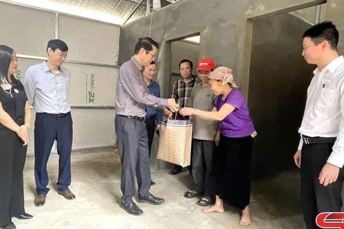 Đồng chí Chủ tịch Ủy ban MTTQ Việt Nam tỉnh kiểm tra xóa nhà tạm tại huyện Phù Yên