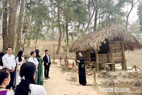 Đoàn kiều bào dâng hương ở Khu di tích Quốc gia đặc biệt Tân Trào