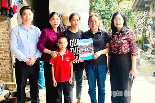 Lãnh đạo Sở Giáo dục và Đào tạo trao hỗ trợ gia đình anh Đồng Đại Cường