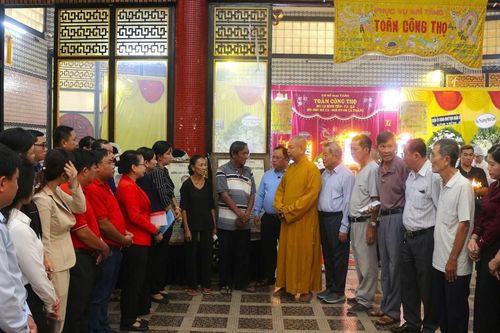 TP.HCM: Ban Trị sự Phật giáo Q.8 hỗ trợ các gia đình bị hỏa hoạn tại P.Xóm Củi