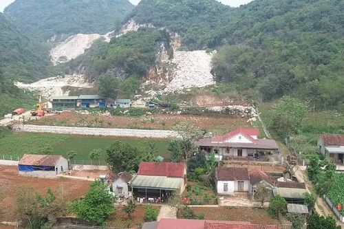 Mỏ đá 'tra tấn' hàng chục hộ dân tại Nghệ An
