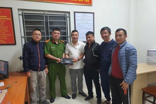 Ngồi sảnh chung cư, bất ngờ phát hiện ví chứa hơn 100 triệu đồng