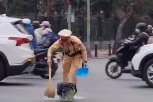 Lan truyền hình ảnh CSGT cần mẫn nhặt mảnh kính vỡ, đảm bảo an toàn giao thông