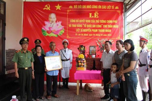 Trao Bằng Tổ quốc ghi công cho thân nhân Liệt sĩ, Thượng úy Nguyễn Phạm Thành Nhân