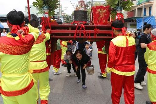Về Quảng Yên, Quảng Ninh xem người dân chui kiệu Đức Thánh Trần cầu may