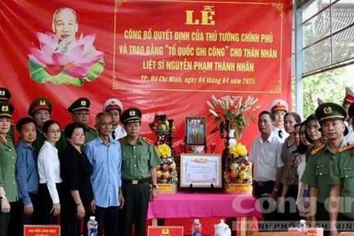 Công an TPHCM trao bằng Tổ quốc ghi công cho gia đình Liệt sĩ Nguyễn Phạm Thành Nhân