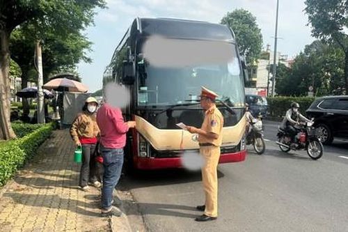 CSGT Công an TPHCM tăng cường kiểm tra hoạt động phương tiện vận tải