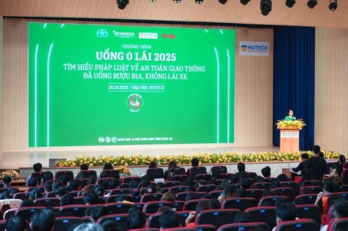 Sinh viên tìm hiểu quy định an toàn giao thông qua chương trình 'Uống 0 Lái'