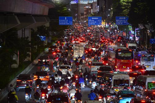 Người dân về quê nghỉ lễ Giỗ Tổ Hùng Vương, Hà Nội ùn tắc khắp ngả