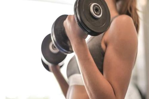 Tập cardio hay tập tạ tốt hơn để giảm cân?