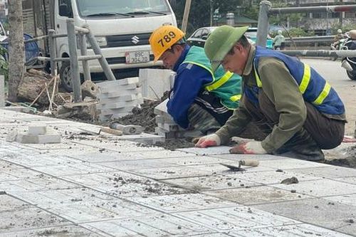 Gấp rút cải tạo vỉa hè Công viên Thống Nhất xong trước ngày 30/4