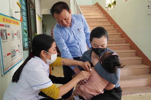 Hơn 16.000 trẻ ở Quảng Bình được tiêm vaccine sởi