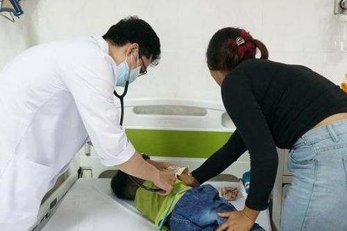 Bóng đèn led nằm nhiều ngày trong phế quản bé 6 tuổi