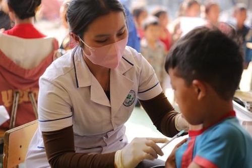 Nhiều huyện miền núi Nghệ An tiêm vaccine sởi đạt trên 99%