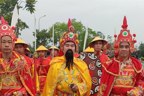 'Vua, quan' xuống đường, vi hành bên sông Bạch Đằng lịch sử
