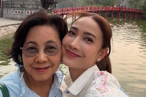 'Nữ thần rắn' Thái Lan khoe ảnh ở Hà Nội