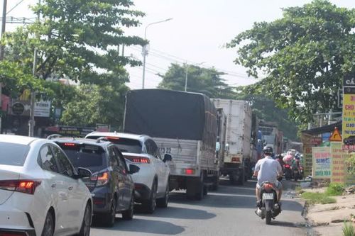 Kẹt xe tại Trạm thu phí BOT 768 và đường Đồng Khởi ngày đầu thu phí