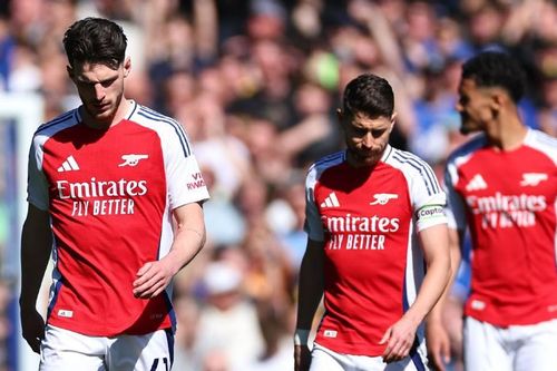 Công làm thủ phá, Arsenal đánh rơi chiến thắng trước Everton