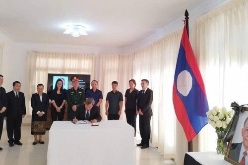 Đoàn Đại sứ quán Việt Nam tại Cuba viếng và ghi sổ tang tưởng nhớ đồng chí Khamtay Siphandone