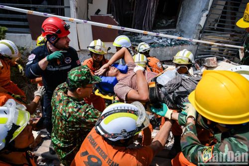 Đoàn cứu hộ, cứu nạn Việt Nam tại Myanmar đưa thêm 2 thi thể ra khỏi đống đổ nát