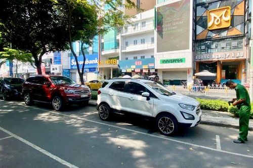 Sớm thay đổi cách thu phí đỗ xe ô tô tránh thất thu lớn cho ngân sách