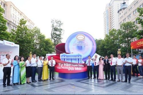Khai mạc triển lãm ảnh 'Ngành ngân hàng đối với sự phát triển của Thành phố Hồ Chí Minh' và chương trình 'Tôi yêu thành phố tôi'