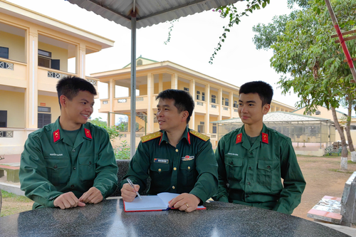 Chính trị viên mẫn cán
