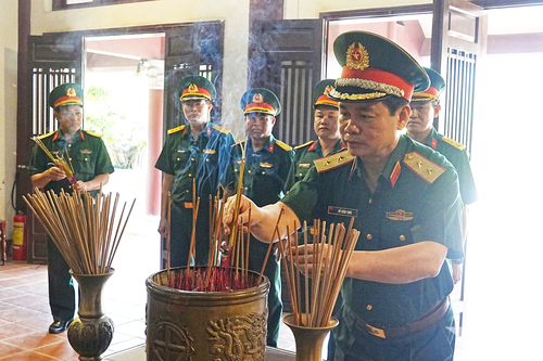 Trung tướng Đỗ Xuân Tụng dâng hương tại Khu lưu niệm Thủ tướng Phạm Văn Đồng