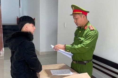 Truy tìm bị hại vụ trộm ống pô xe máy