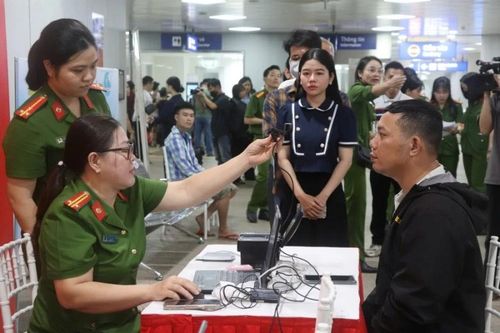 Triển khai cấp căn cước, tài khoản định danh điện tử cho người dân tại nhà ga Metro số 1