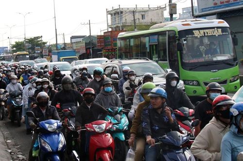 Người dân về quê nghỉ lễ, cửa ngõ TPHCM ùn tắc kéo dài