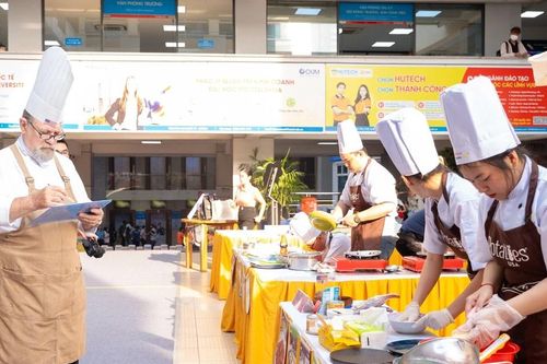 Sinh viên chế biến món ăn từ khoai tây Mỹ cùng siêu đầu bếp
