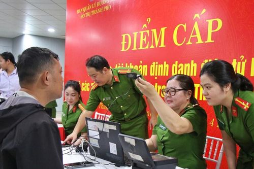 Người dân TP HCM đến ga Metro làm căn cước, định danh điện tử