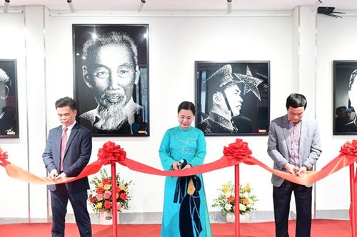 'Sáng trong ngọc kính'- Những tác phẩm nghệ thuật đặc biệt về những nhân vật huyền thoại